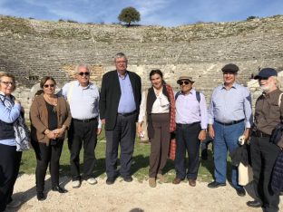 The team in action: Epirus Regional Governor Alexandros Kachrimanis (c), Diazoma head Stavros Benos (l) and former culture minister Lydia Koniordou (r) at the ceremonial launch at Ancient Dodoni.